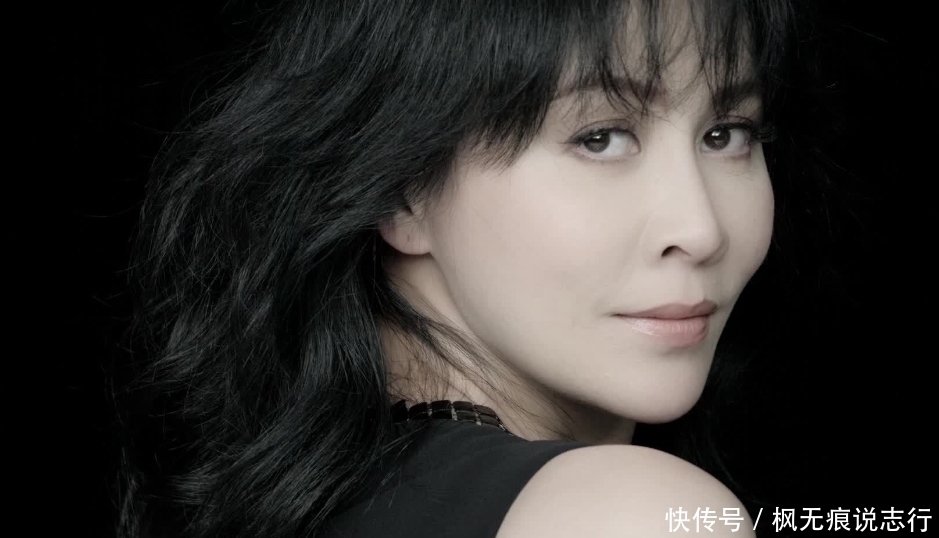 |刘嘉玲早期出席活动,黑天鹅造型抢镜,真是既搞笑又可爱呢!