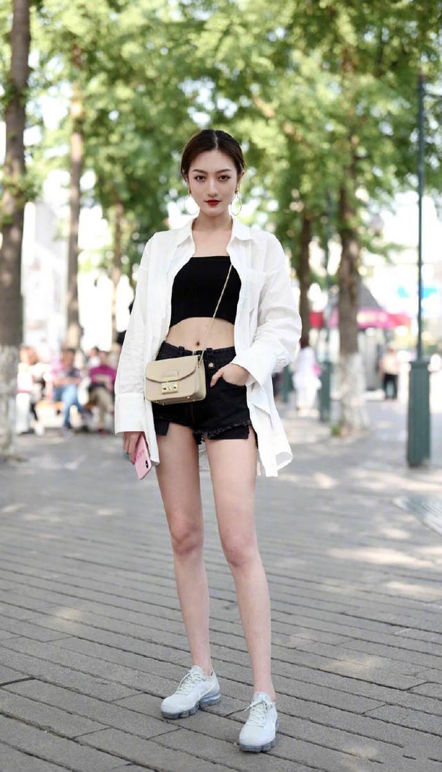 街拍:超短打底衫秀出迷人小蛮腰,更显小姐姐风姿卓越的美感
