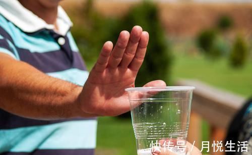 嘌呤|给爱喝酒的人提个醒:3种人哪怕酒瘾再大,也要尽早戒酒