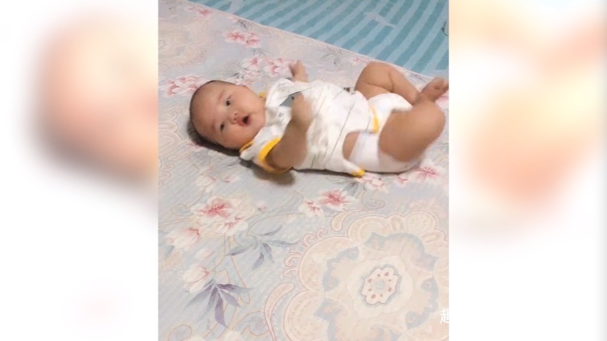 小知识|弟弟刚学翻身,哥哥看见就过去帮忙了,网友 中国好哥哥上线了