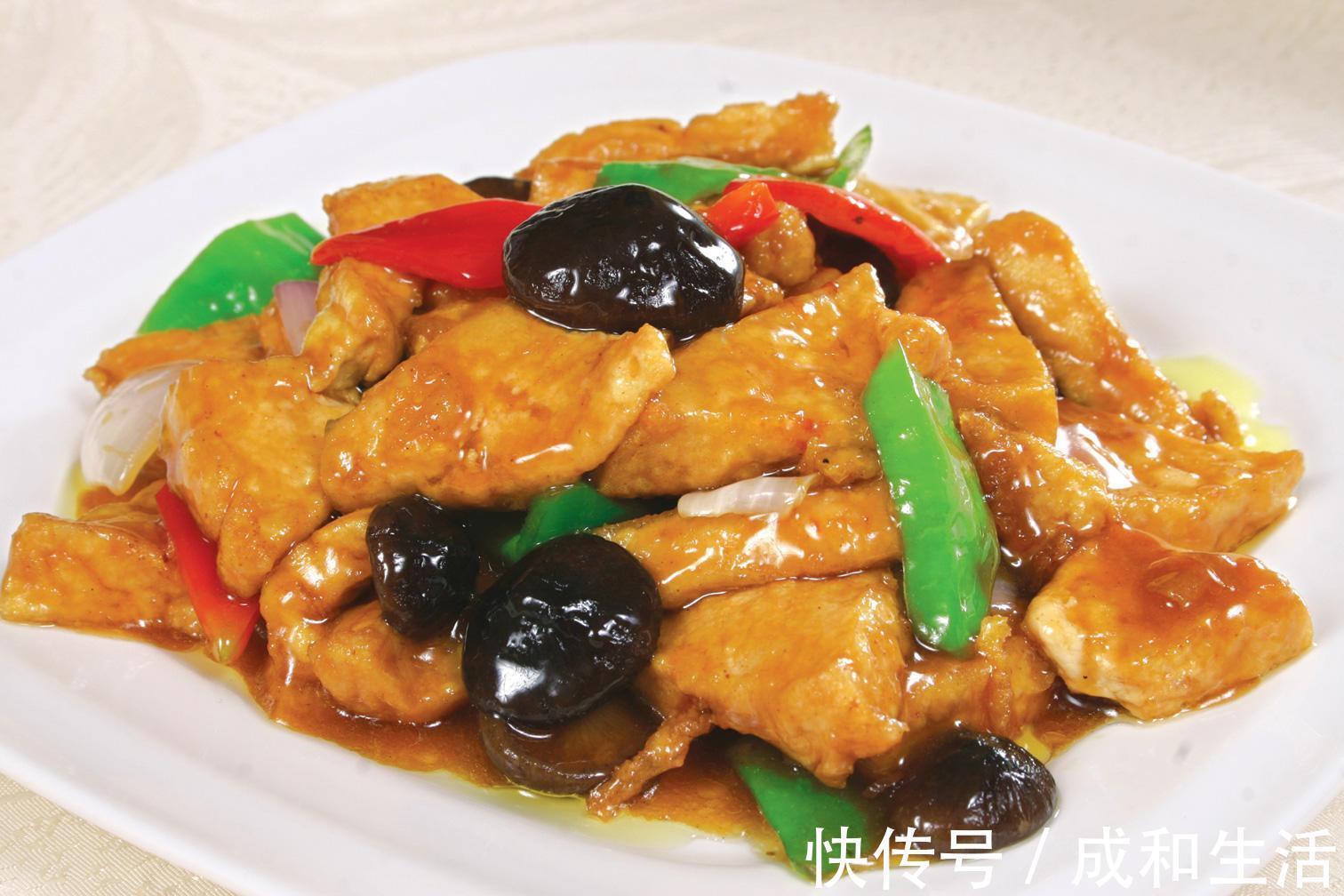 解馋|教你美味的青椒炒香菇豆腐，简单易学还能解馋，孩子们都爱吃