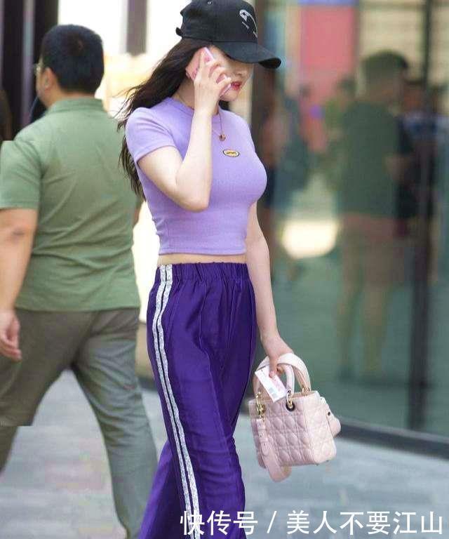 一身紫色穿搭,美女轻松减龄,好似18岁