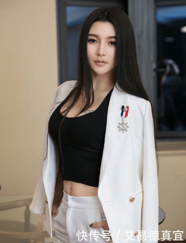 穿白西服的酷美女,看起来好高冷!