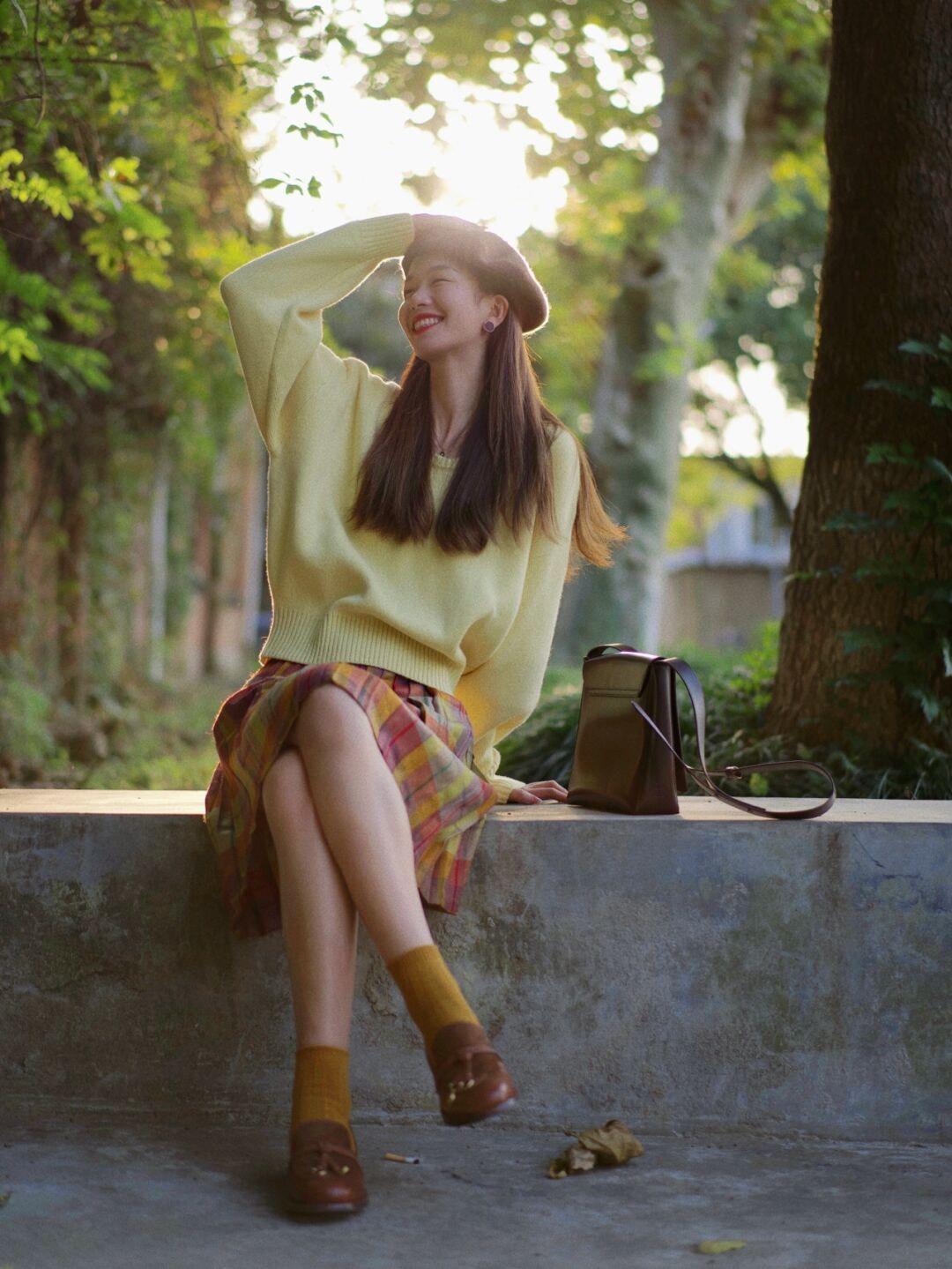 西装外套 秋冬怎样穿出学院风?黄色毛衣+格子半身裙,减龄又时尚!