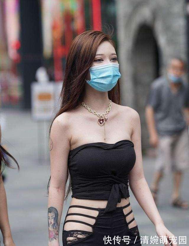 搭配 美女脚上搭配一双拼色的高跟鞋,穿起来非常的时尚又舒适