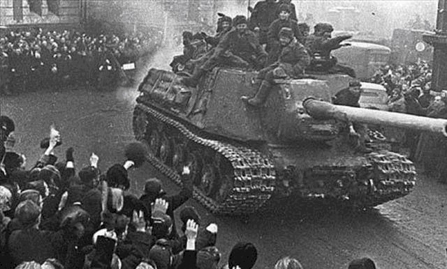 切尔尼亚霍夫斯基|39岁大将亲自到前线视察,踩到地雷没救过来,还差10天就当元帅