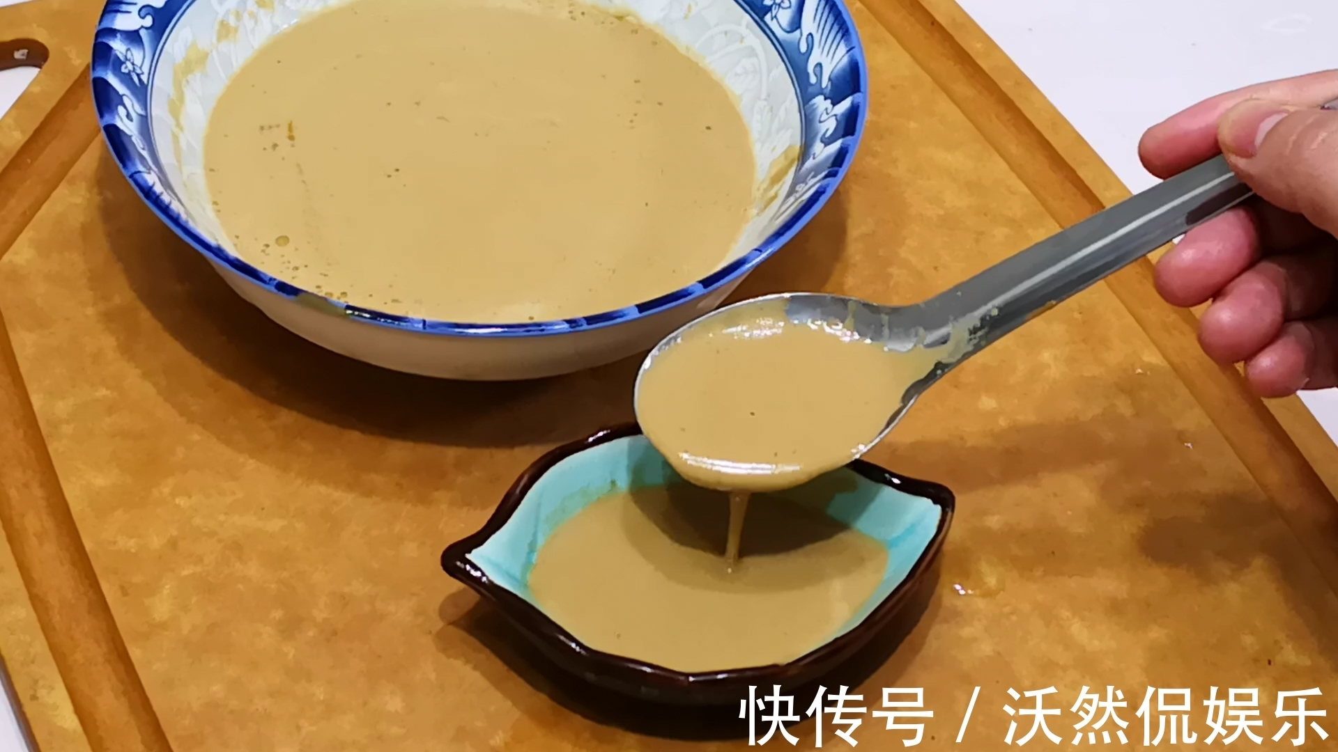 调芝麻酱时,最忌直接加清水!大厨教你正确做法,口感细腻又爽滑