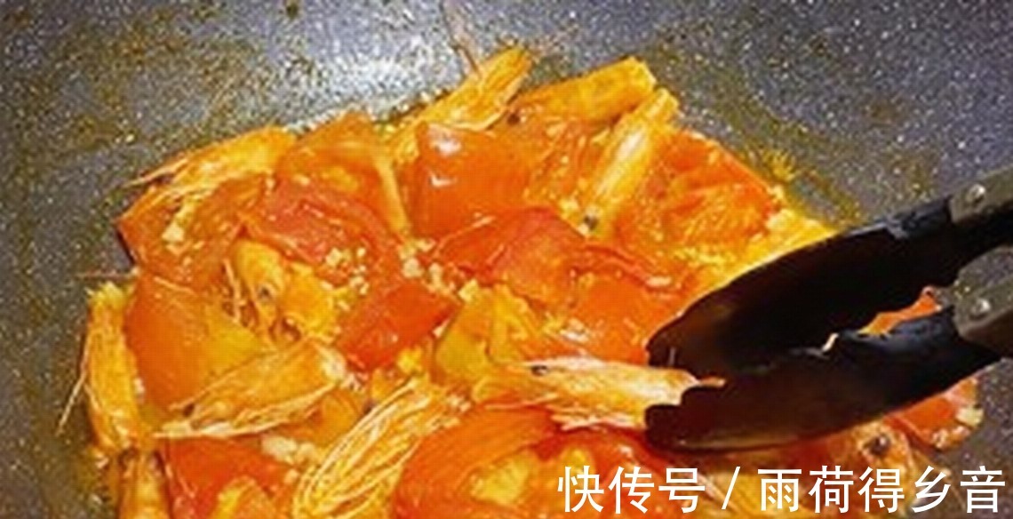 一锅有鲜甜的白虾 软嫩的豆腐以及营养的番茄金针菇！