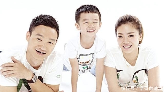 冠军杨威一家三口罕现身,11岁儿子身高