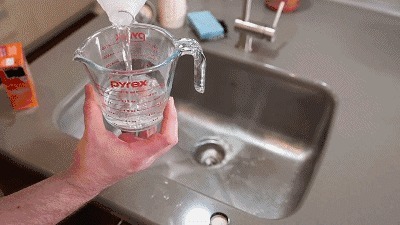 分钟|下水道堵了,她随手丢进两块药片,不到1分钟就疏通了