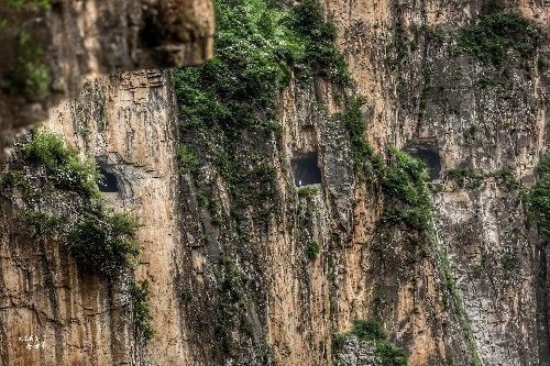 悬崖峭壁上|太行山深处发现了与世隔绝的村庄，现在要进去必须穿过绝壁公路