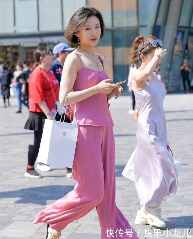 一字领 瑜伽裤可以散发又欲又撩气息,突显美丽曲线,打造曼妙动人身形