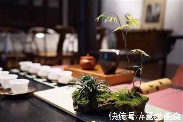 周日清!别人倒茶时,对方敲几下桌子有何含义,别再傻傻弄不懂