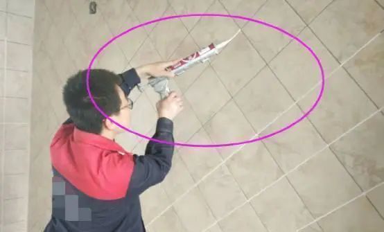 我们的家|瓷砖美缝不要请师傅做了,自己动手简单又方便,至少能省一半钱