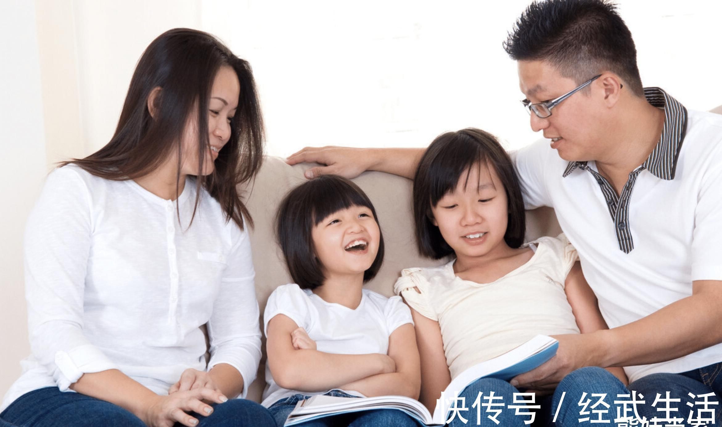 孩子|地铁上,男童躺在地上动弹不得,看到孩子的手,乘客马上报警