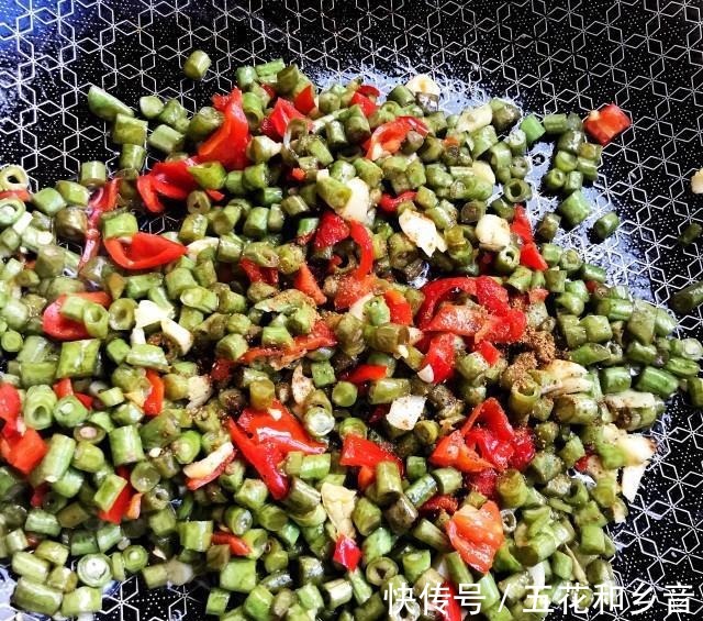 下饭|红辣椒炒酸豆角,酸辣开胃,超级下饭!