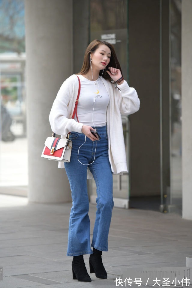 针织开衫|美女街拍:小姐姐高收腰喇叭裤搭白色T恤,展现出了一种靓丽大气的美感
