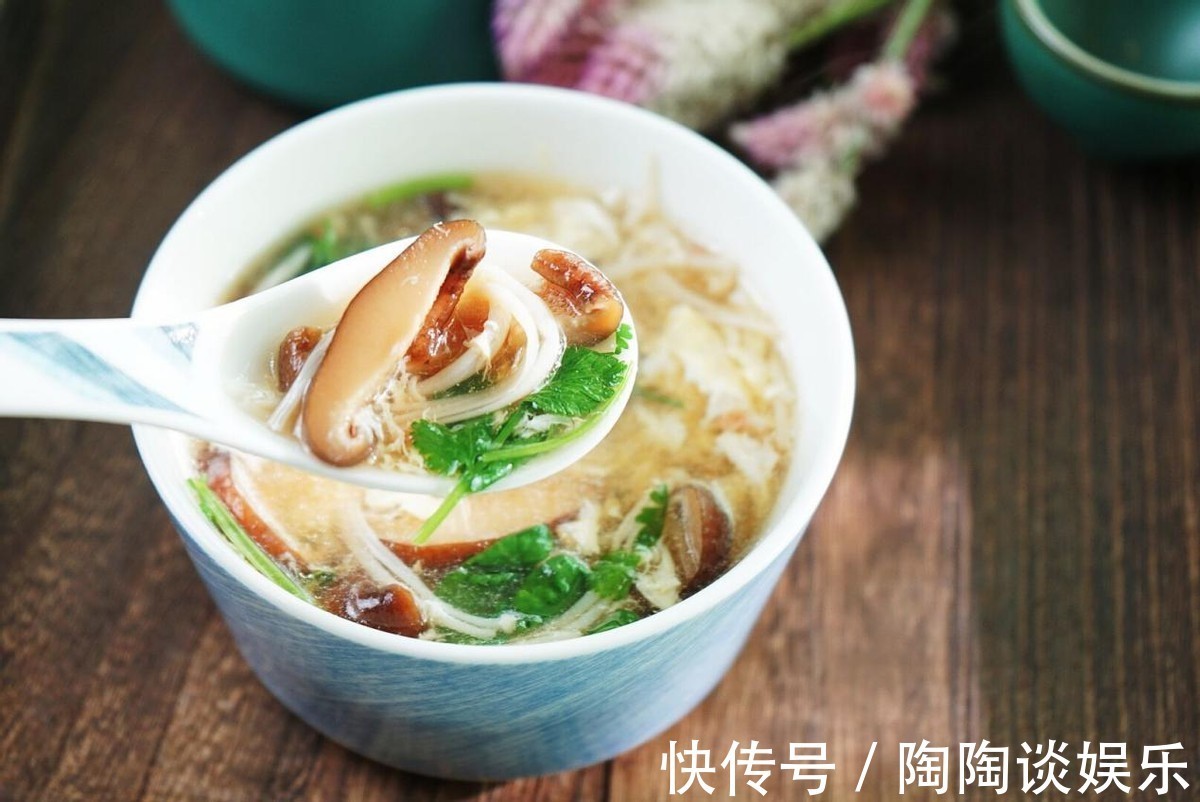 好喝的双菇蛋花汤做法竟然如此简单，鲜香浓郁，喝一口回味无穷
