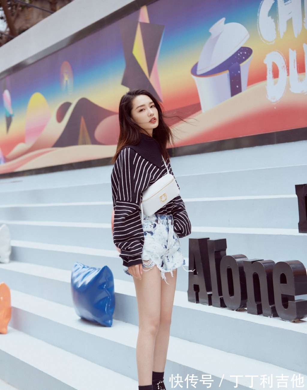 街拍照|李沁街拍照曝光,穿牛仔短裤秀“漫画腿”,长发披肩美成校园初恋