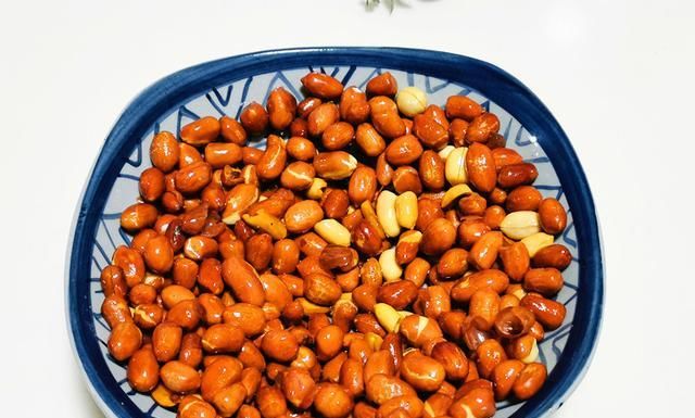 炒花生米，这样做更入味，又酥又香，放几天都不返潮，家人爱吃