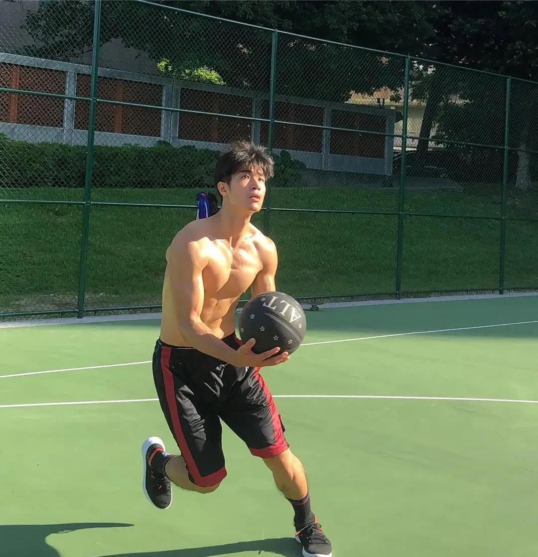 台湾|29岁台湾模特, 身高85公斤, 腹肌嘎嘣脆, 这身材谁能顶得住