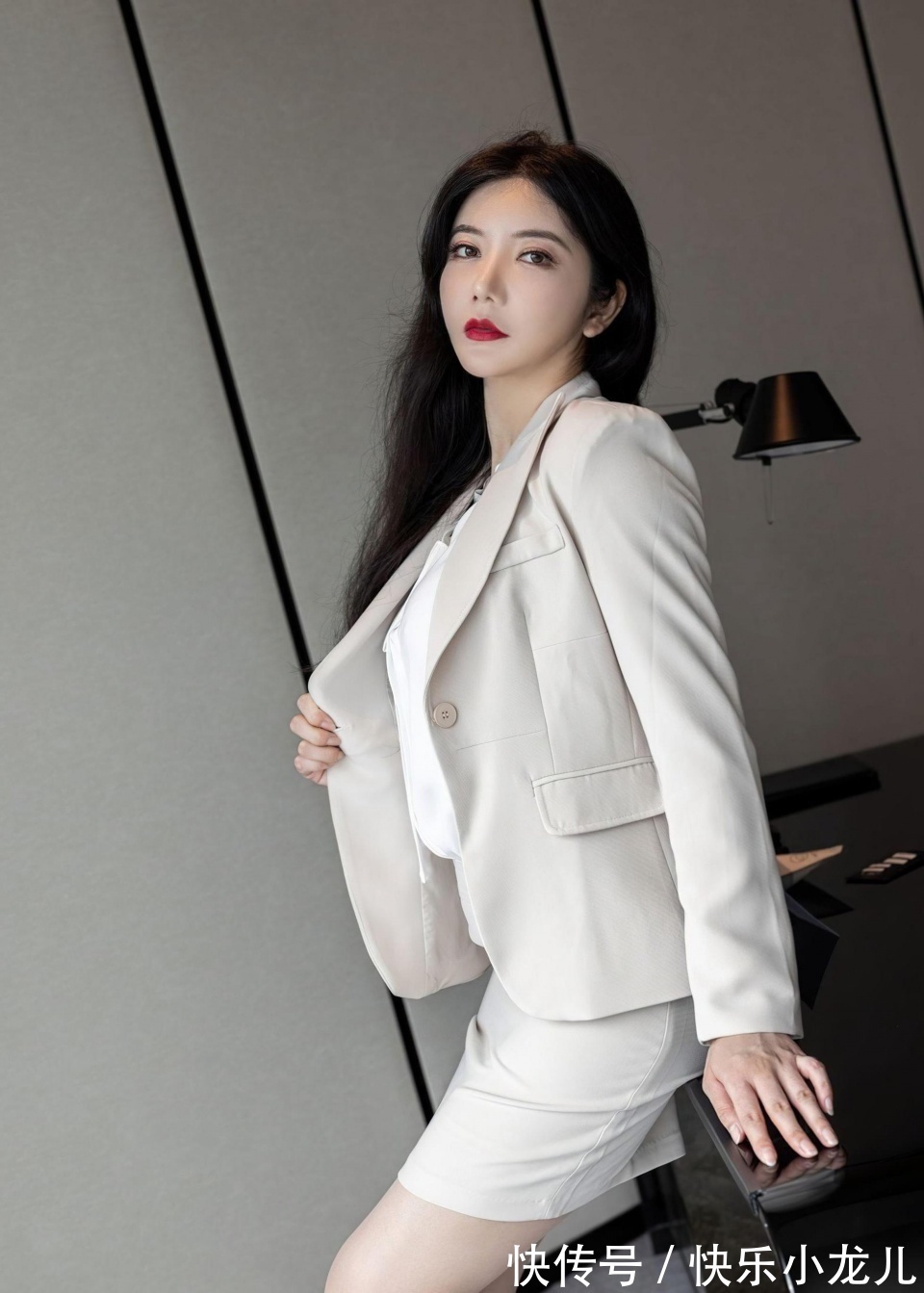穿搭|小姐姐一身白色西装穿搭，凸显职场女性的时尚气质和优雅