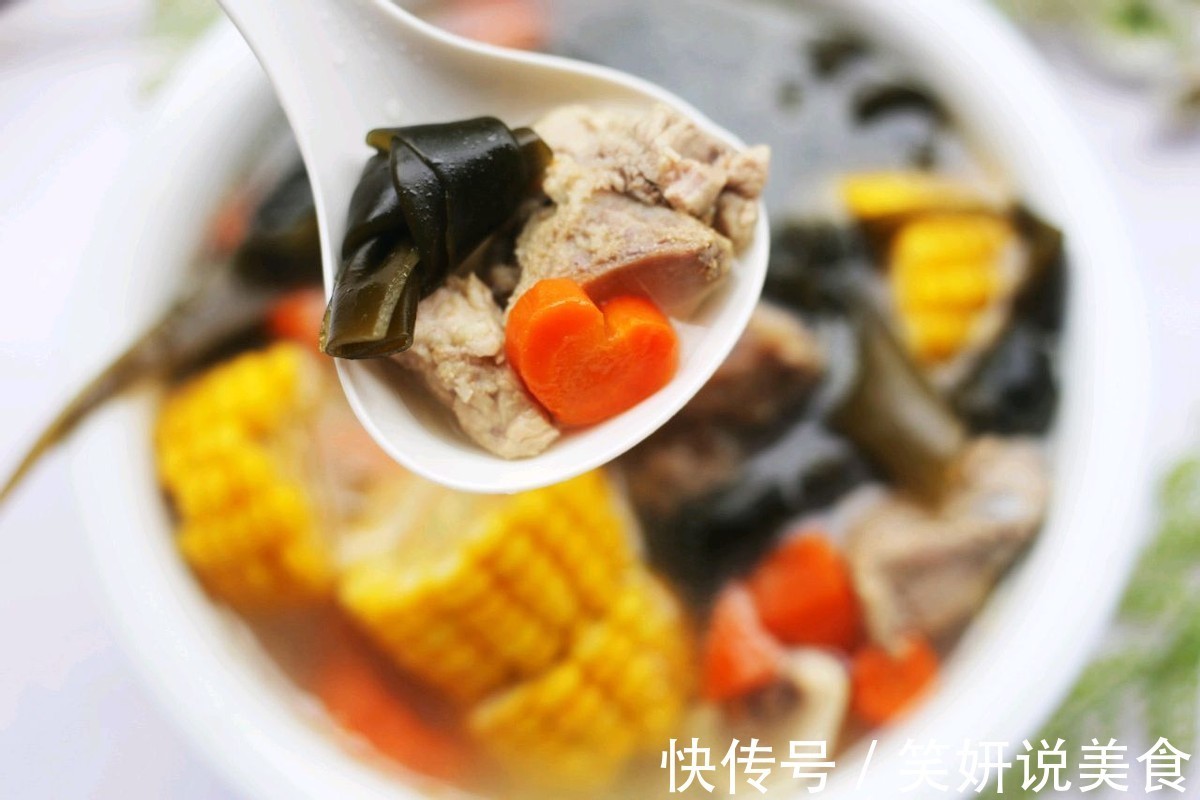 秋天干燥多给家人煲汤喝,玉米海带筒骨汤,滋补营养还好喝
