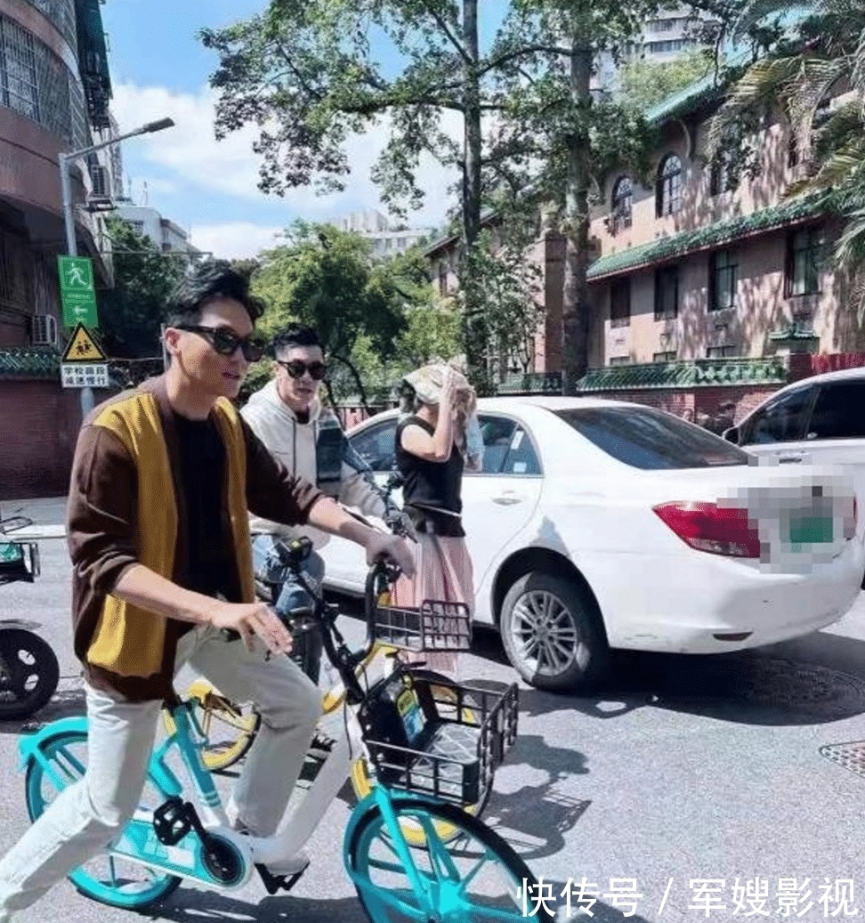 61歲惠英紅現身綜藝《大灣仔之夜》,14年后與陳小春再續母子緣