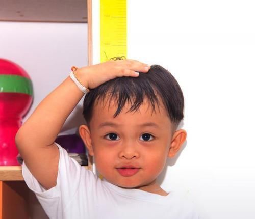 妈妈|妈妈带娃猛长个,奶奶带娃'生长停滞',偷走娃身高'元凶'抓到了