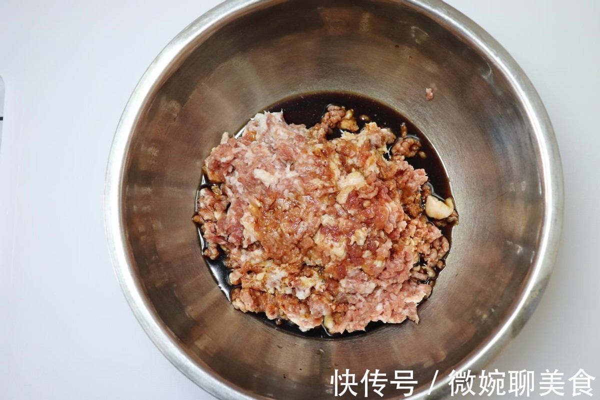 猪肉馅|全家坐在一起吃饺子，味道香浓，营养价值极高