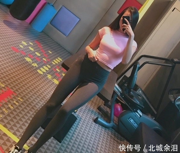 紧身打底裤|微胖打底裤小姐姐,简约修身的装扮,拉长腿部曲线尽显丰腴身材