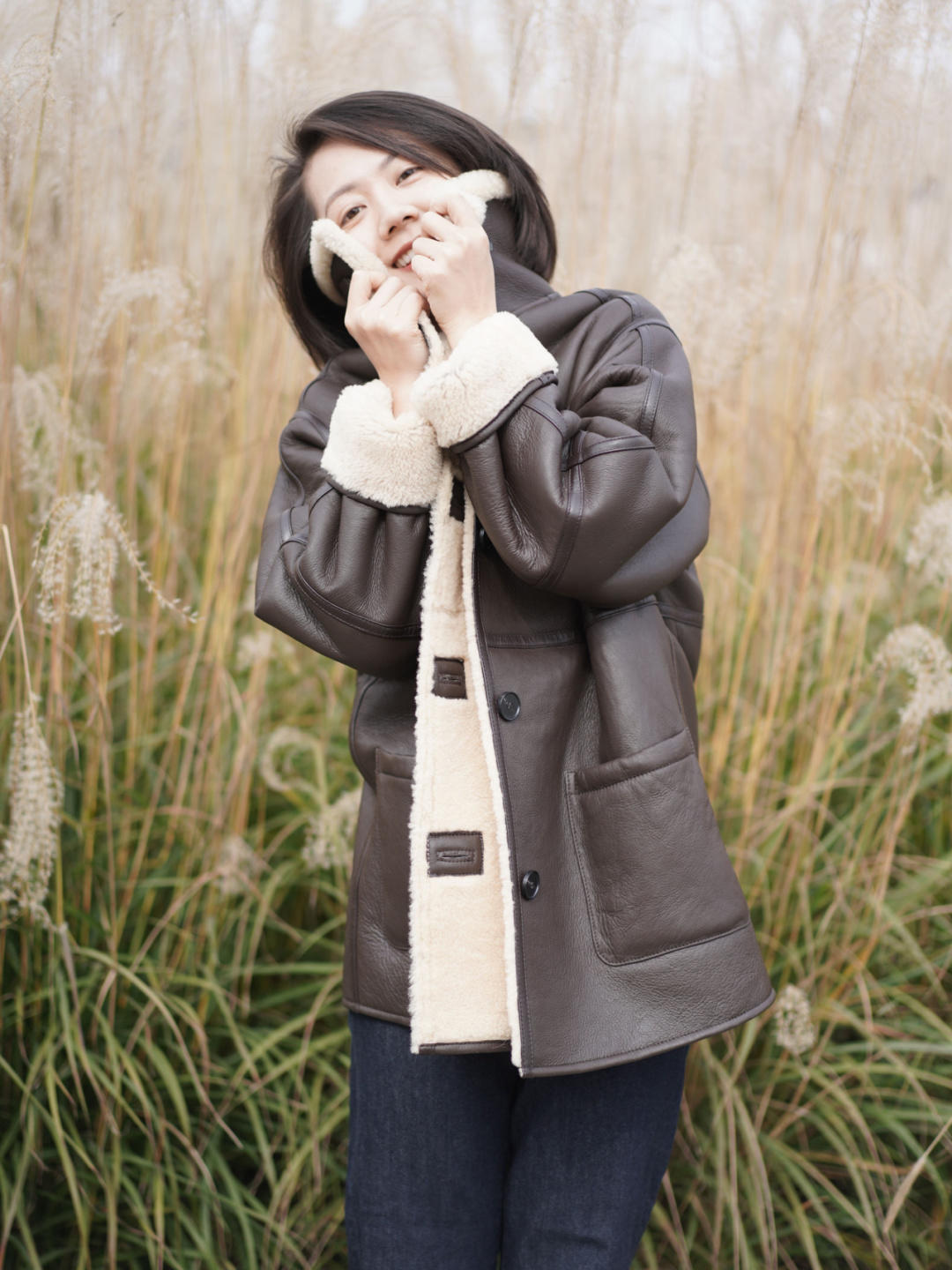 质地 “皮毛一体外套”又火了,这几种搭配保暖又帅气,普通人也能驾驭