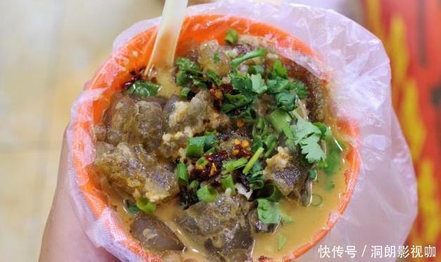  大妈|大妈摆摊卖自制“懒人菜”，3口锅1个人，一天卖出几百斤