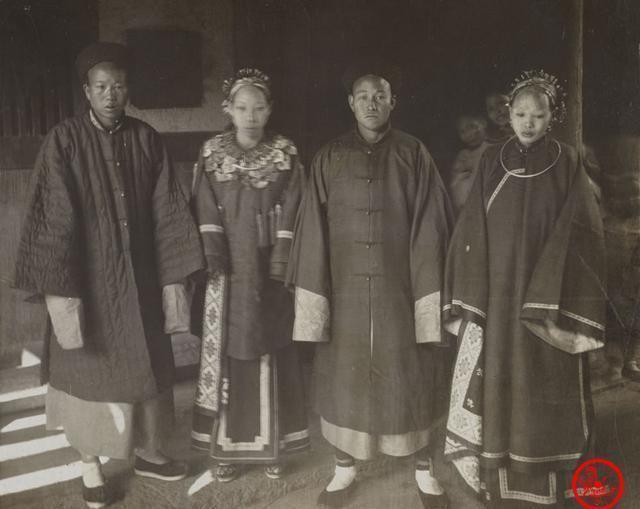 老照片|晚清老照片:小脚贵妇穿华丽汉服,新婚夫妻表情严肃