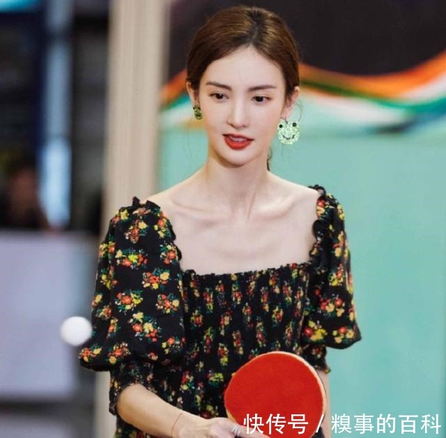 难怪说张继科不是金晨理想型，手把手教乒乓球时，肤色差说明一切！