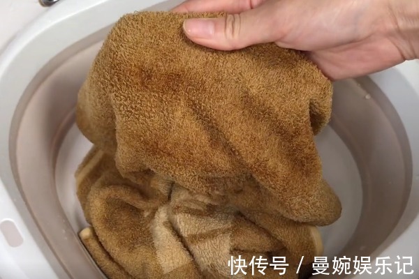 毛巾用久了油腻发黄有异味,教你一招,洗完柔软又干净,没异味!