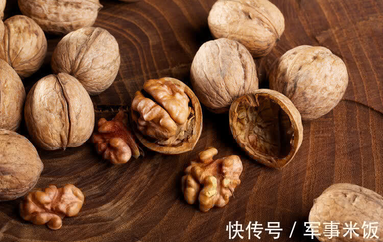 丘大爷|核桃是早上吃好,还是晚上吃比较好?终于有正确答案了