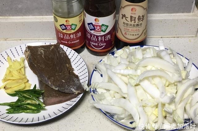  家常|家常小炒白菜帮炒腊牛肉，口感脆爽微甜，牛肉入味软烂浓郁