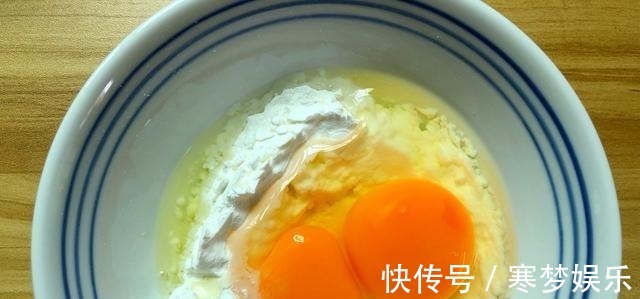 鸡胸肉不要总炒着吃了,试试这做法,外酥里嫩,吃着特解馋!