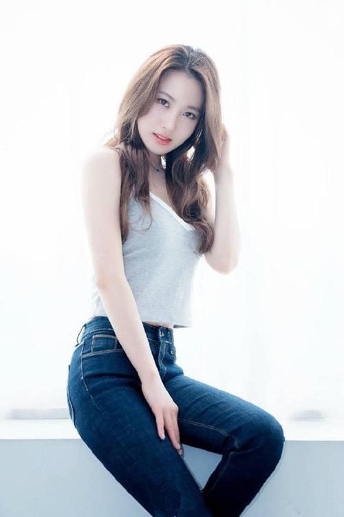 紧身牛仔裤 背心搭配紧身牛仔裤,不仅修饰长腿,更是凸显身材曲线!