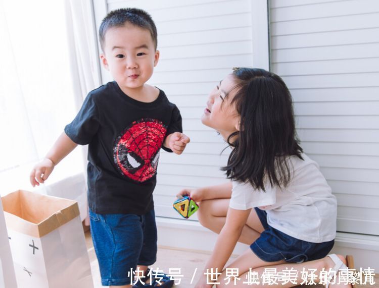 大宝|暖心姐姐另类举动走红,将弟弟塞进自己的袄子里,高颜值羡煞旁人