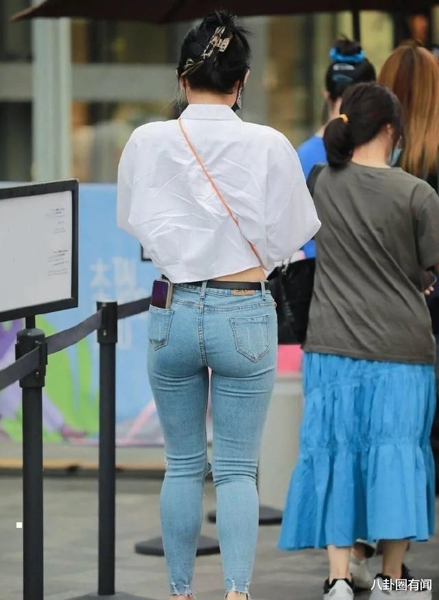 时尚好看的瑜伽裤装扮显得古韵别致，提升你的着装品味，充满童趣