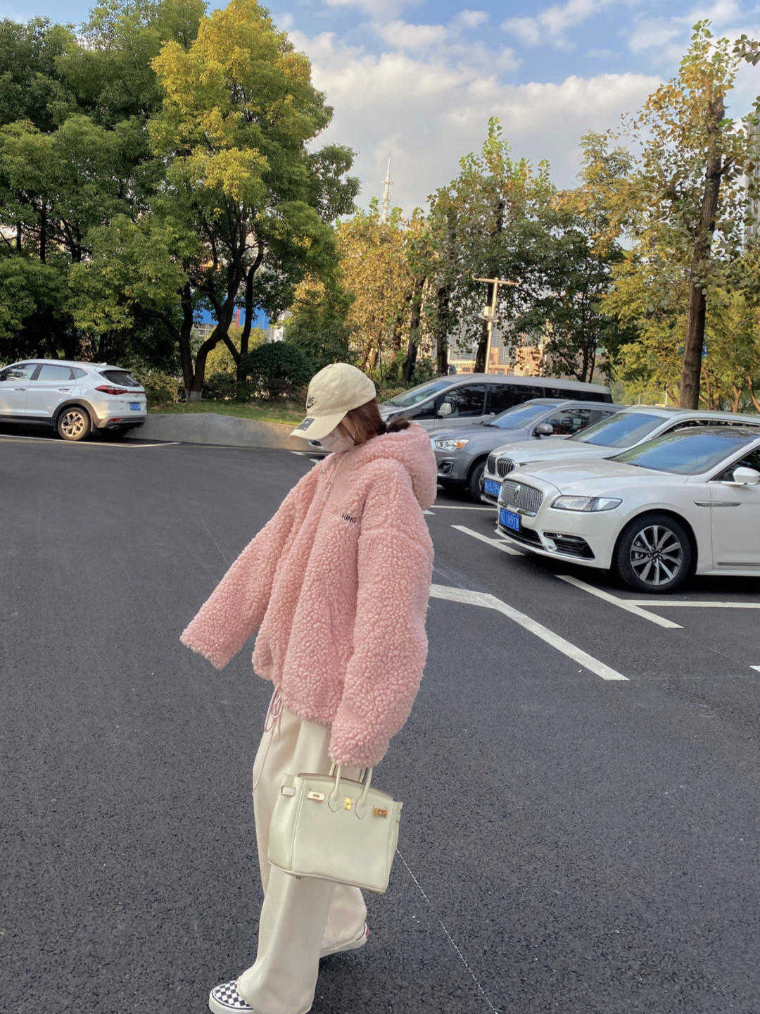 下装|冬天来一件彩虹色羊羔毛外套吧!保暖舒适又减龄,奶fufu的超可爱