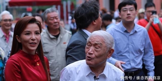 頻道|央視主持朱迅節目錄制生圖公開，整體氣質出彩，皺紋明顯難掩老態