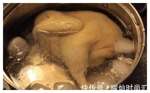 肉质|想要白切鸡不散,只要注意“这1步”,肉质鲜嫩紧实有弹性