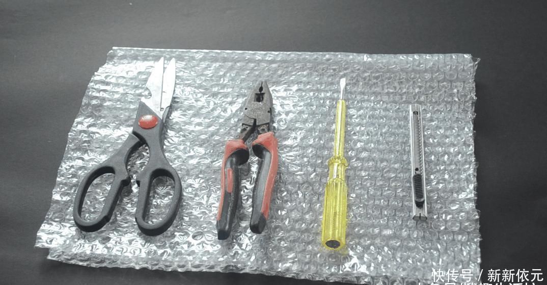 快递箱里的气泡垫别扔了, 没想到它作用这么大, 家家户户用的到