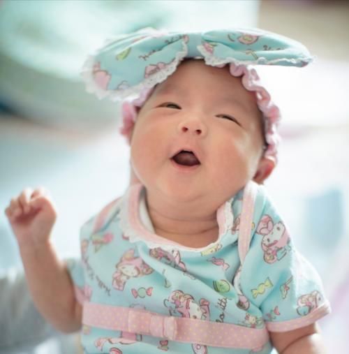 满月|新生儿首月养护重点:发育特点、喂养、身高体重指标,家长收藏