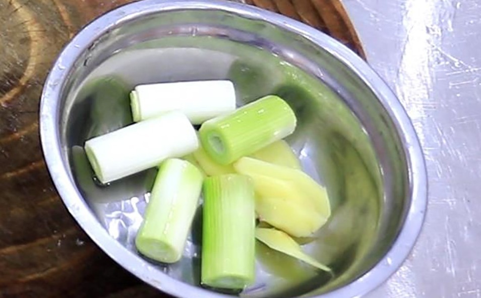 炖大骨头汤切记不要直接炖，厨师长教你一招，汤浓无腥味，味道鲜