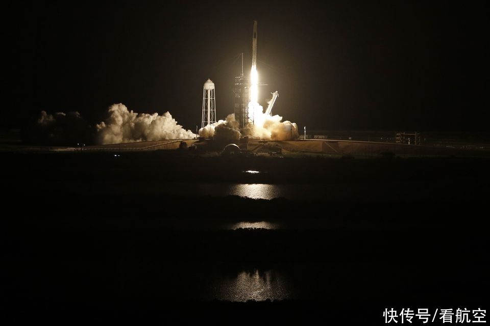 SpaceX使用可回收火箭将四名宇航员送入太空