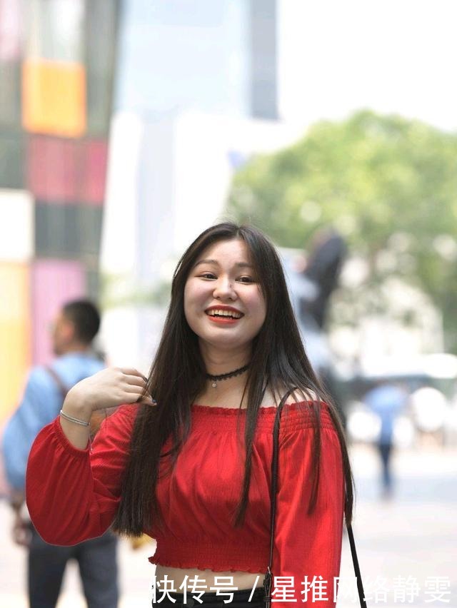 红色一字肩上衣穿在身上热情又奔放,热辣女孩的首选服装!
